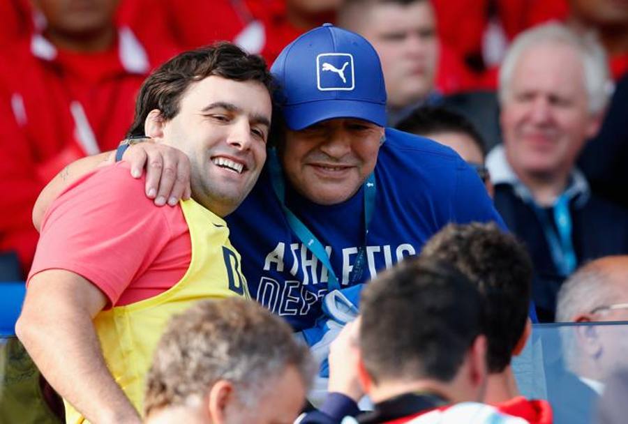 Dopo aver assistito ieri all&#39;ennesima sconfitta del Chelsea di Mourinho a Stamford Bridge, oggi Diego Maradona si è spostato a Leicester per sostenere i suoi Pumas, in campo contro Tonga. Eccolo tra i tifosi in tribuna. 